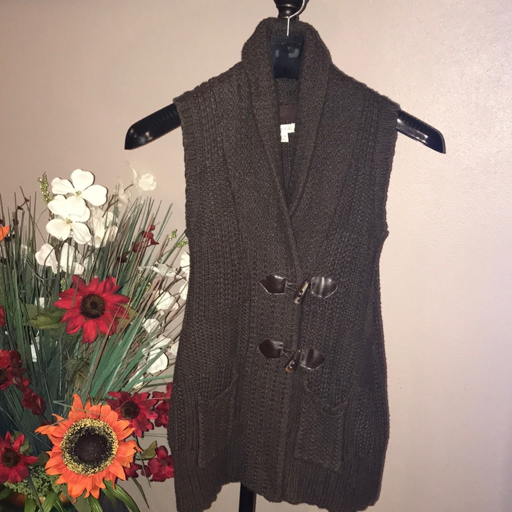 Adorable brown sweater vest w/ looped buttons